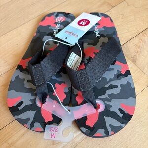 NEW Youth Size 2/3 Medium Black, Gray and Red Cat & Jack Cloth Strap Flip Flops